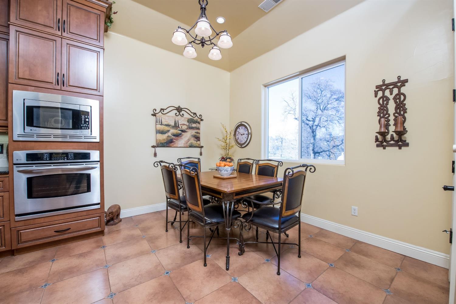 50070 Butterfield Stage Road O'Neals, CA 93645 - Photo 19 of 55 Nice eating area for everyday family dinners...