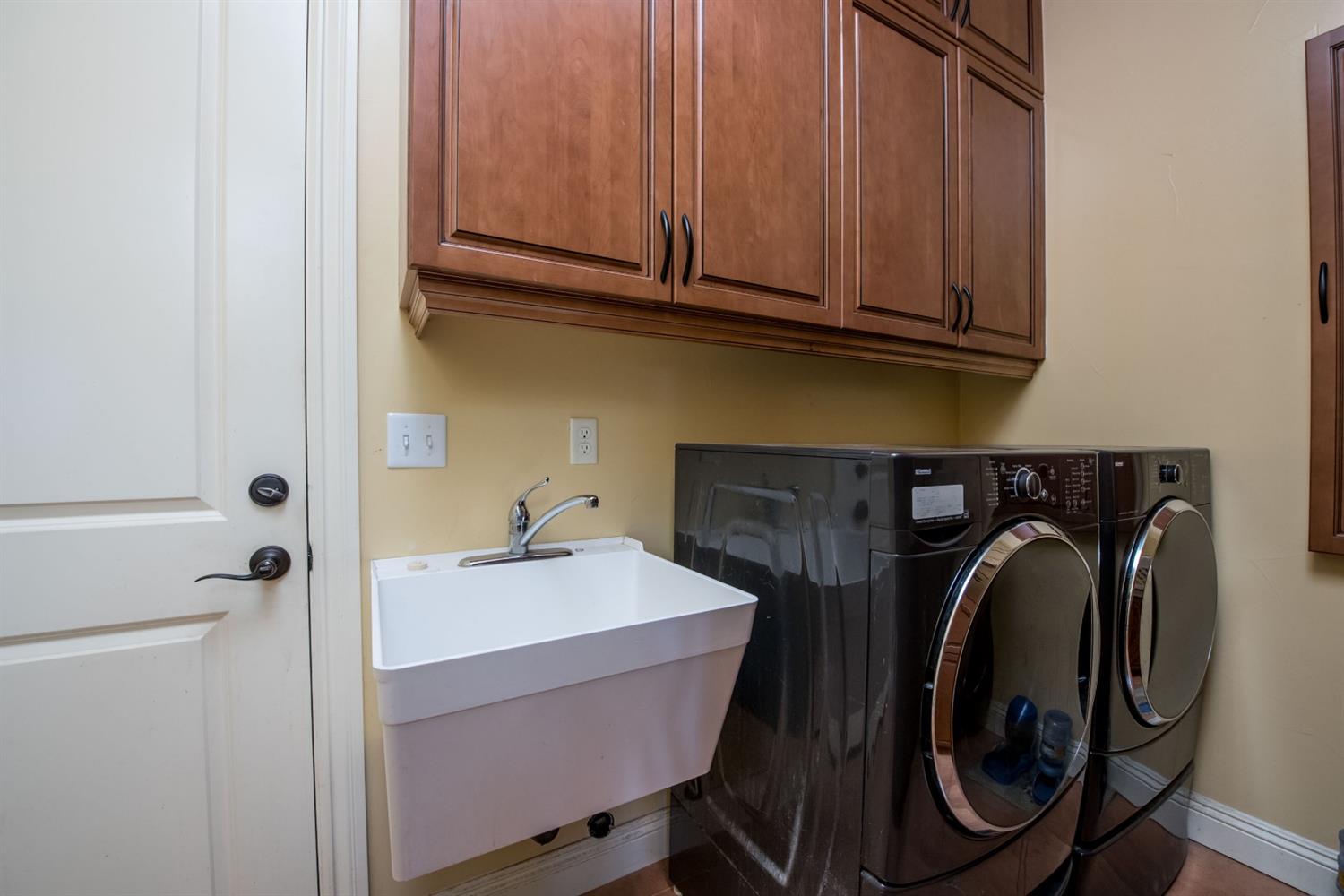 50070 Butterfield Stage Road O'Neals, CA 93645 - Photo 29 of 55 Laundry room with utility sink