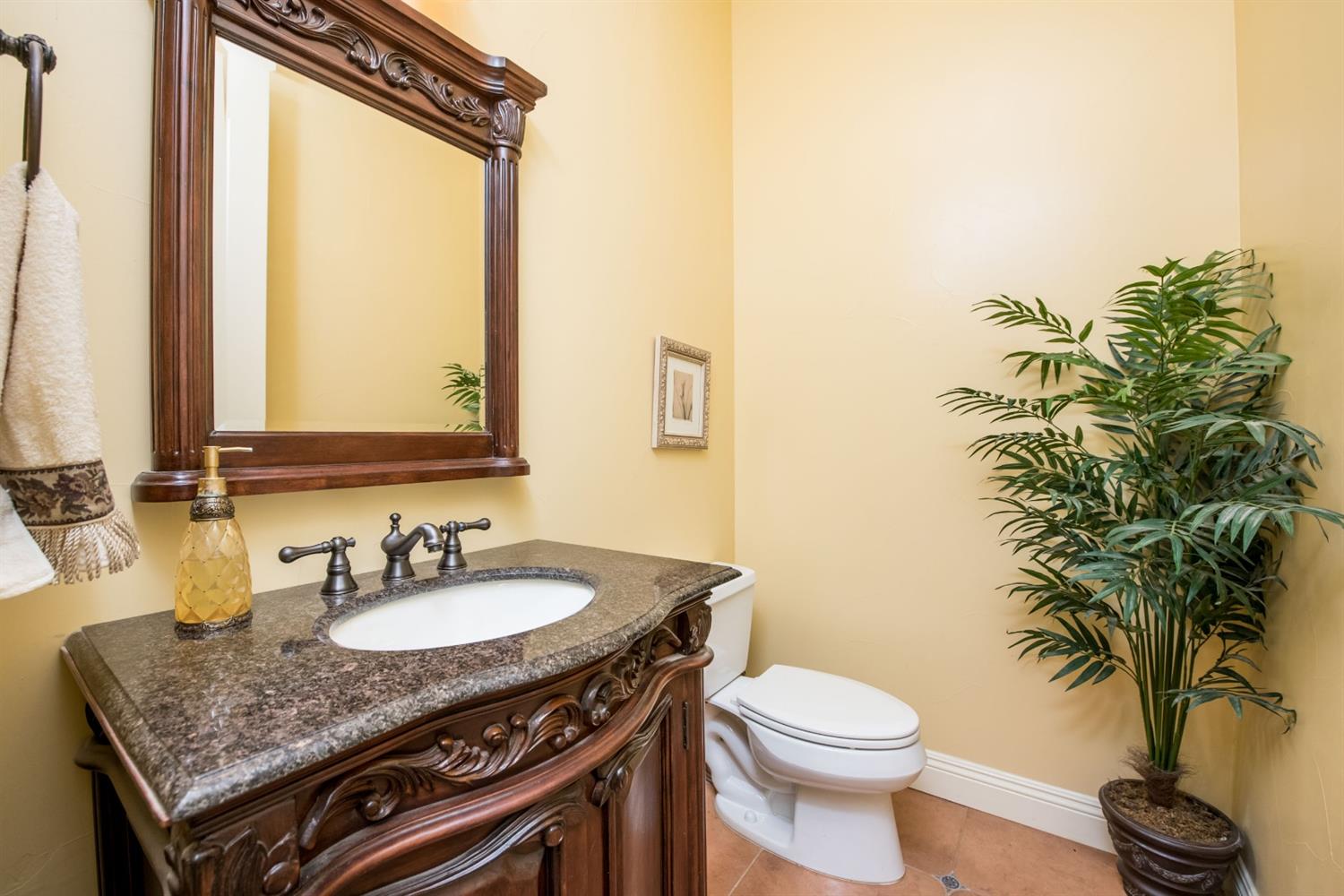 50070 Butterfield Stage Road O'Neals, CA 93645 - Photo 31 of 55 Half bath for your guests enjoyment....