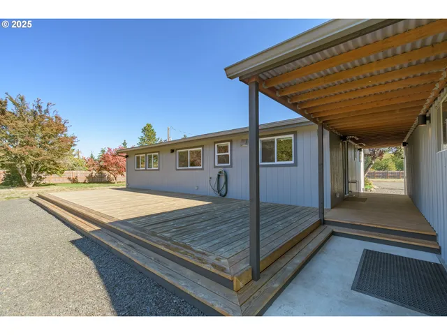 a front view of house with yard