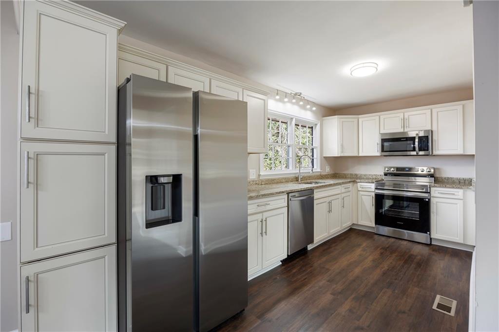 169 Esta Street Cornelia, GA 30531 - Photo 9 of 30