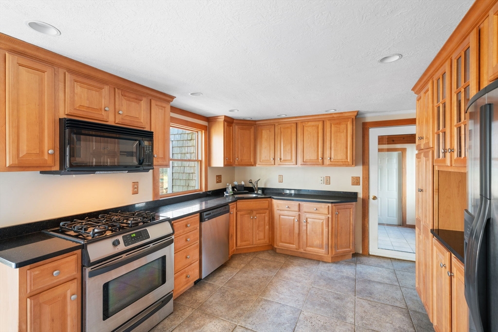 125 Cedar Street Middleboro, MA 02346 - Photo 6 of 35