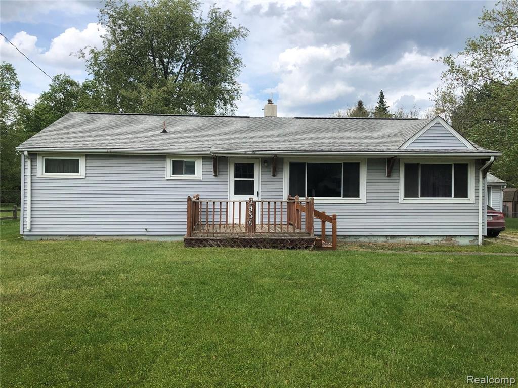 2434 North Long Lake Road Fenton, MI 48430 - Photo 1 of 25