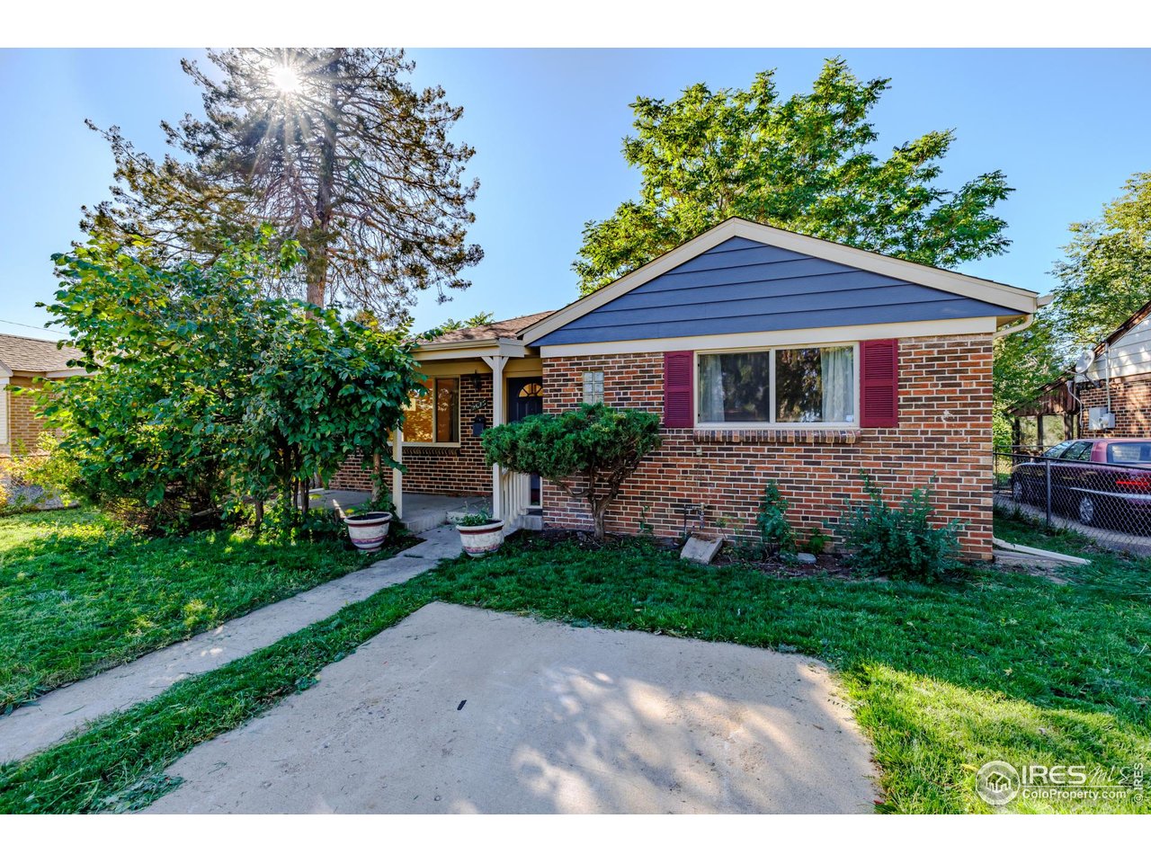 a view of a yard in front of house