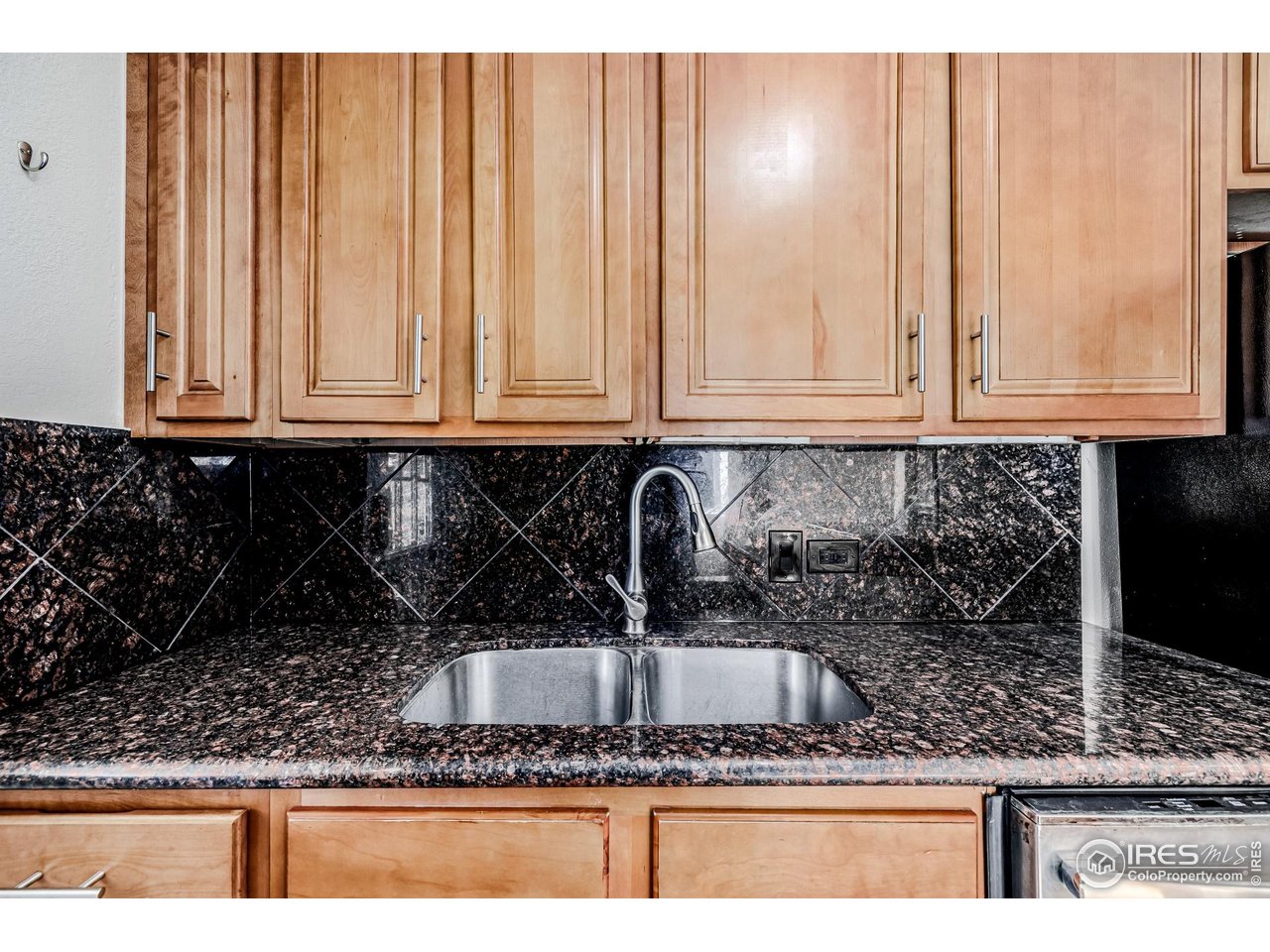 2675 Pontiac Street Denver, CO 80207 - Photo 12 of 50 granite counters