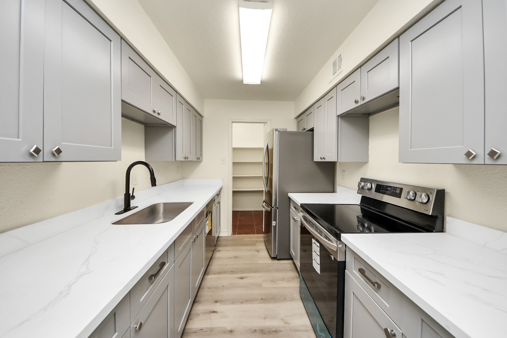 6500 Sands Point Drive, Unit 804 Houston, TX 77074 - Photo 20 of 40 a kitchen with kitchen island a sink stove and refrigerator