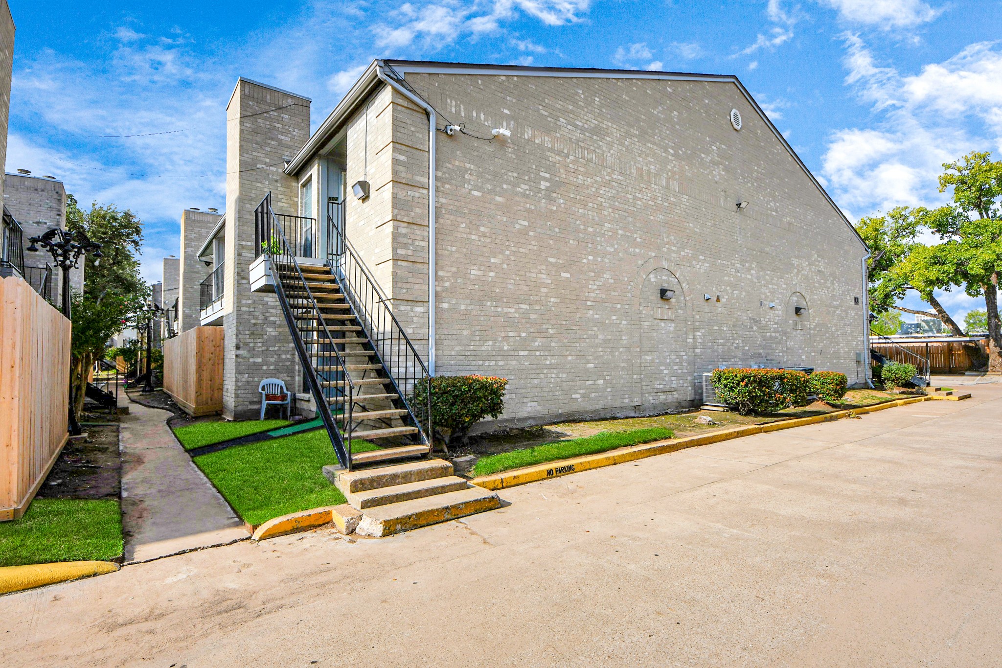6500 Sands Point Drive, Unit 804 Houston, TX 77074 - Photo 38 of 40 a view of a terrace with a bench