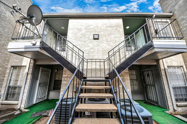 a view of entryway with a front door