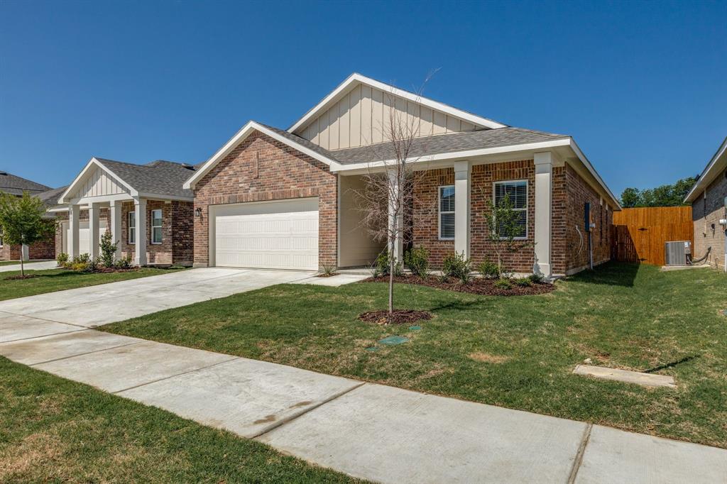 a view of a yard in front of a house with plants
