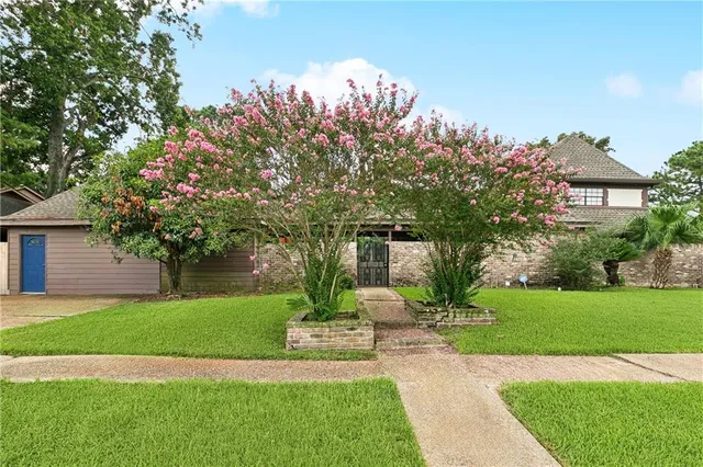 $389,900 | 3700 Red Oak Court, New Orleans, LA 70131