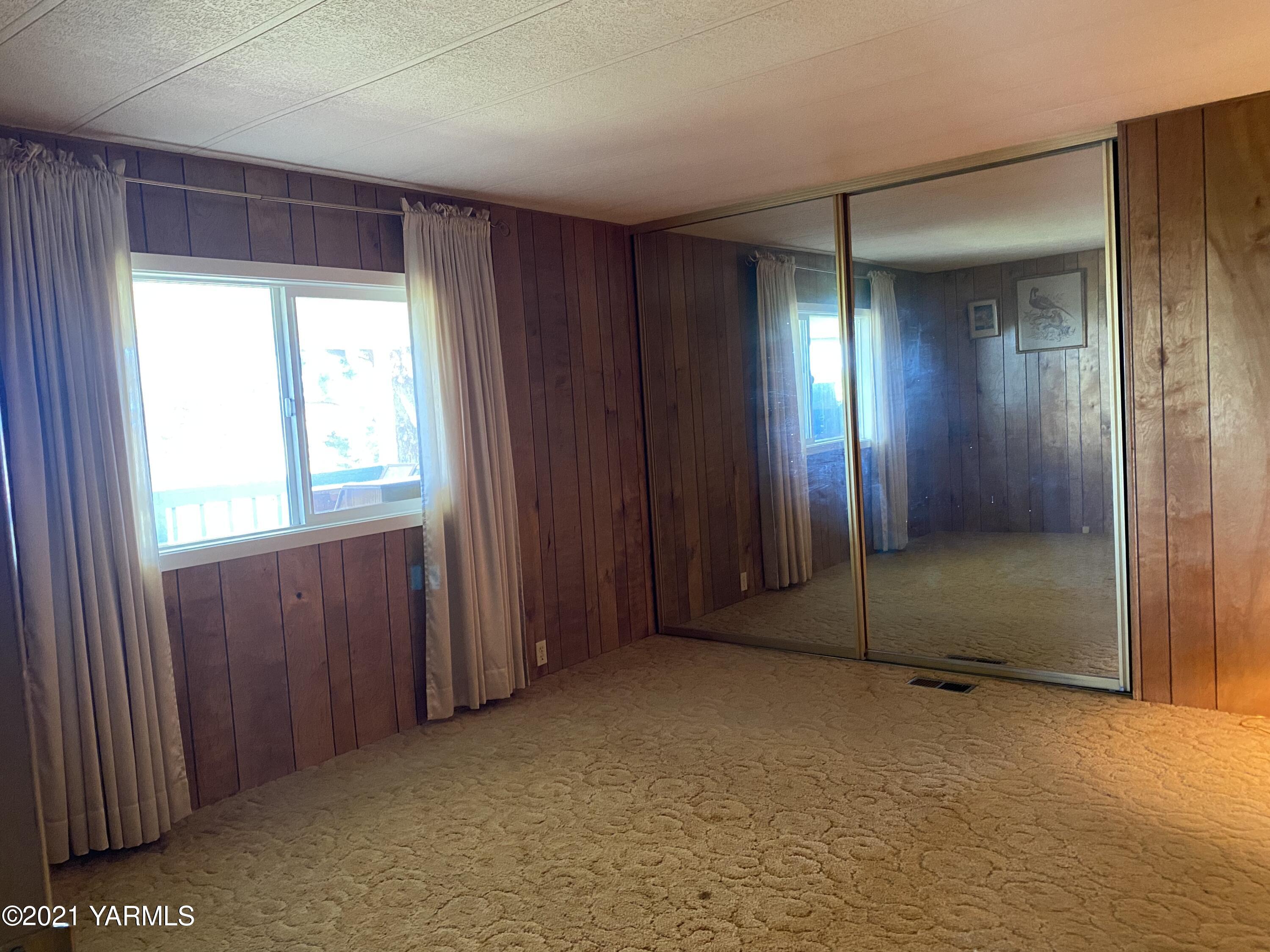 363 Riggins Road Wapato, WA 98951 - Photo 6 of 14 an empty room with closet area