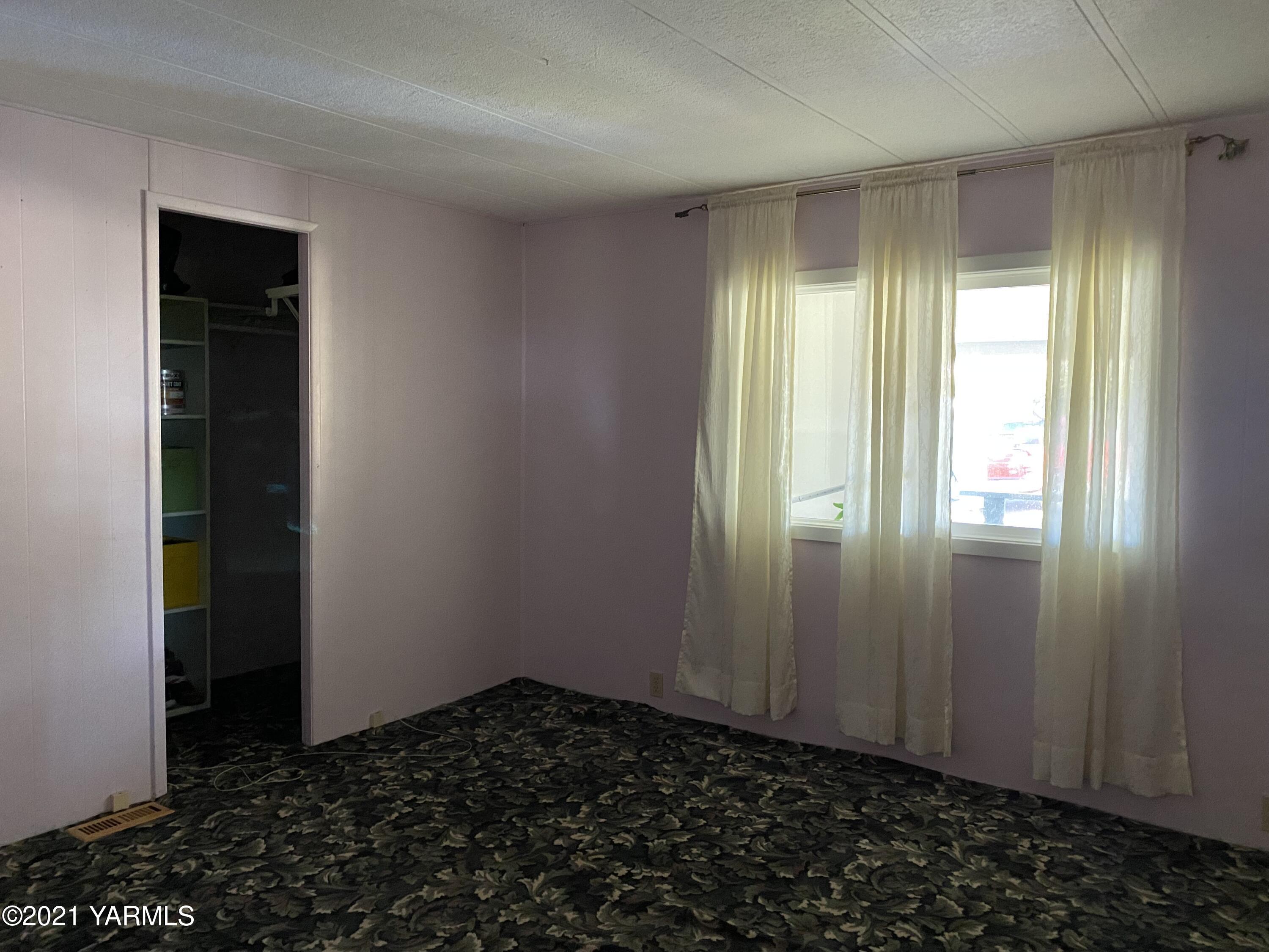 363 Riggins Road Wapato, WA 98951 - Photo 8 of 14 an empty room with windows
