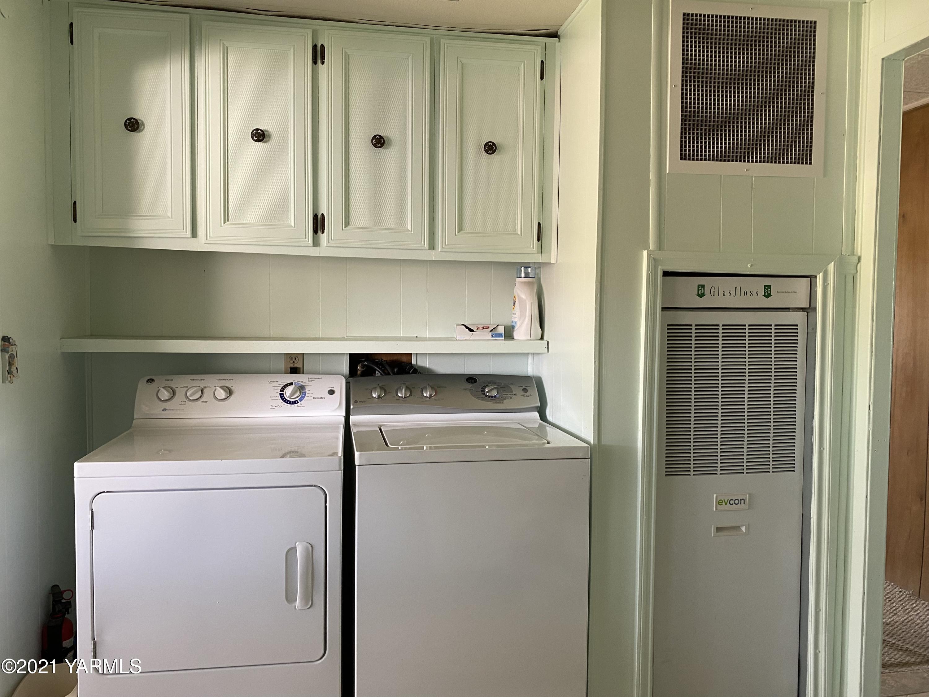 363 Riggins Road Wapato, WA 98951 - Photo 10 of 14 a utility room with dryer and washer