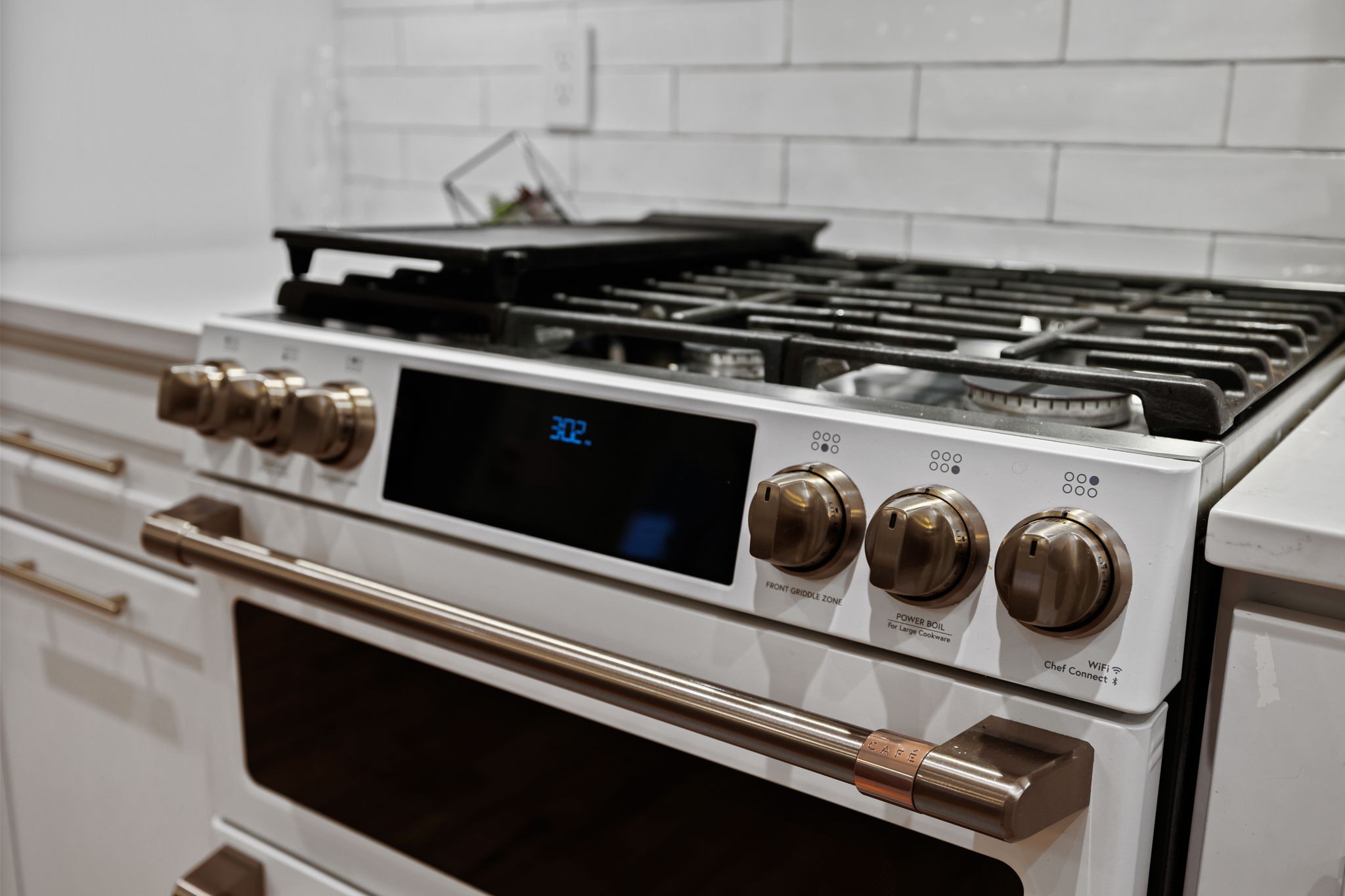 3945 New Highway 96 West Franklin, TN 37064 - Photo 20 of 69 a close view of stove top oven
