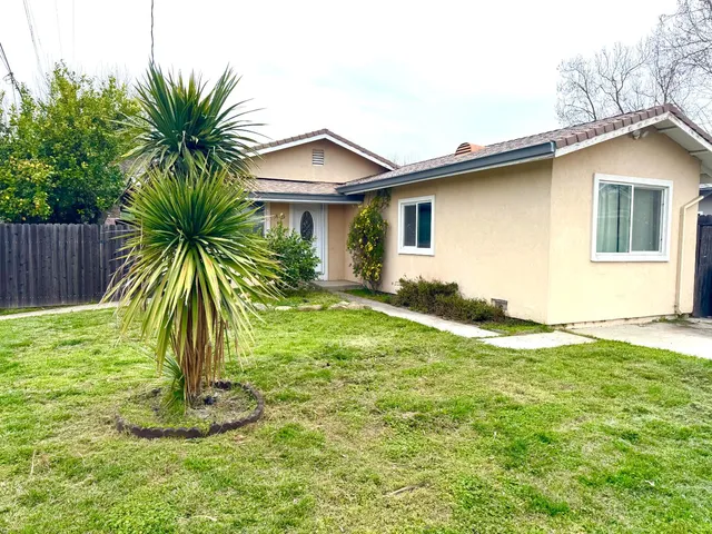 a view of a house with a yard and plants