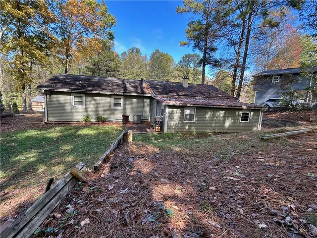 a view of a house with a yard