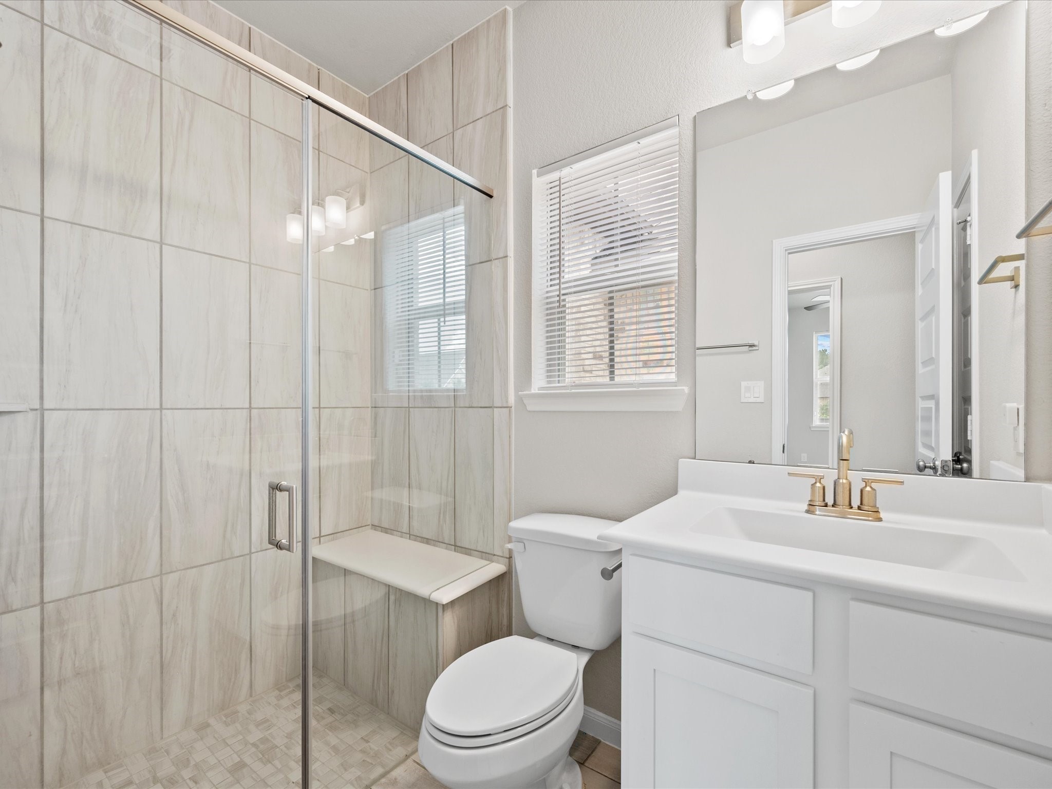 262 Peninsula Point Drive Montgomery, TX 77356 - Photo 34 of 45 Guest quarters full bath.