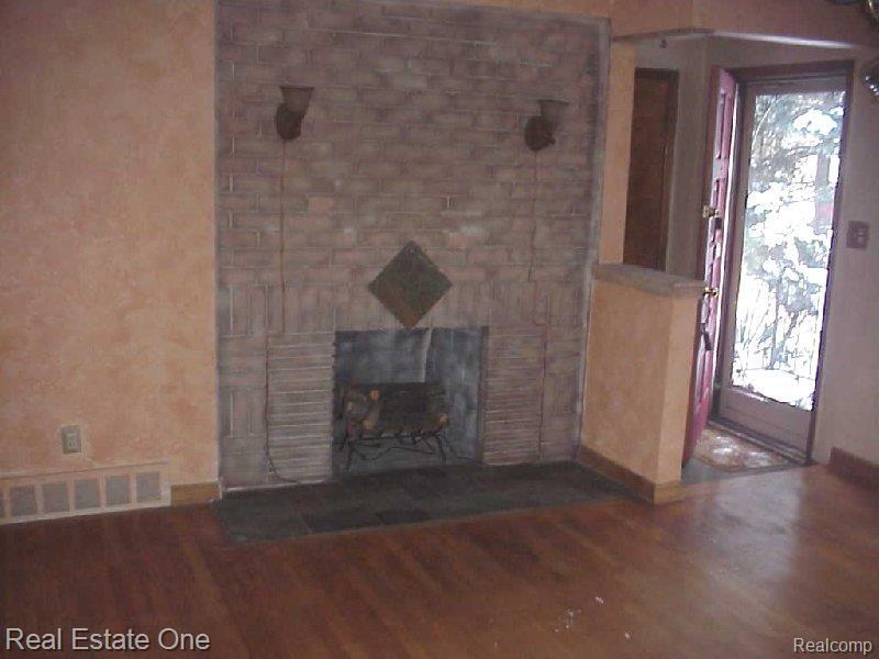 9534 Wayne Road Livonia, MI 48150 - Photo 6 of 13 Living Room