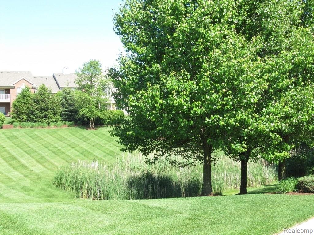 1934 Flagstone Circle, Unit 92 Rochester, MI 48307 - Photo 20 of 23 Condo grounds.