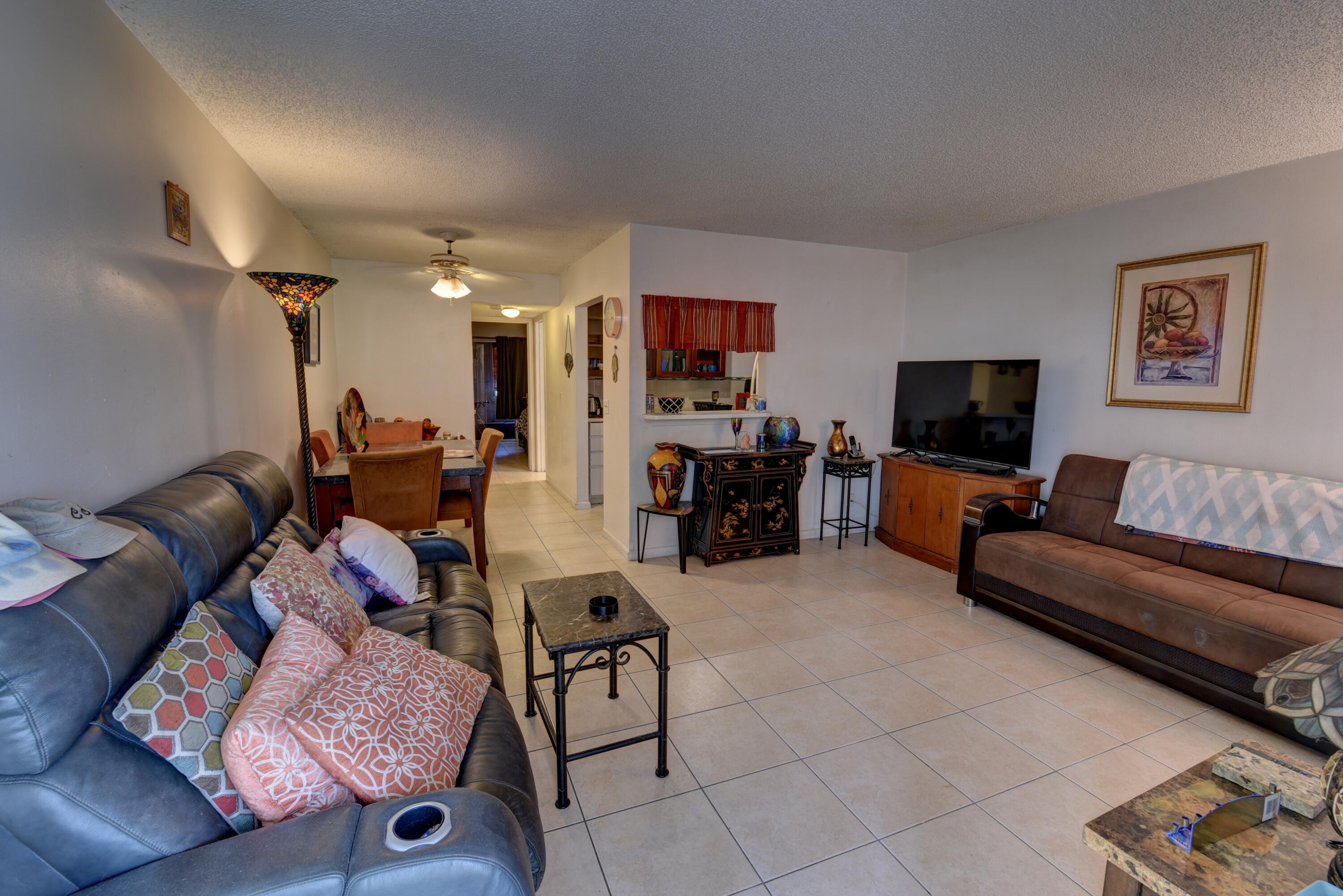 383 Markham R Deerfield Beach, FL 33442 - Photo 2 of 18 Living room