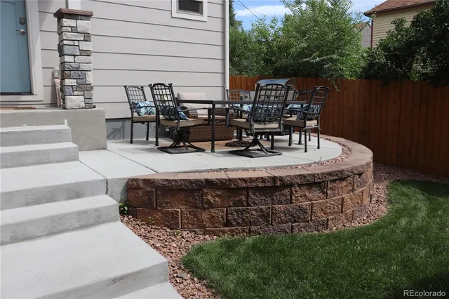 a view of entryway with seating space