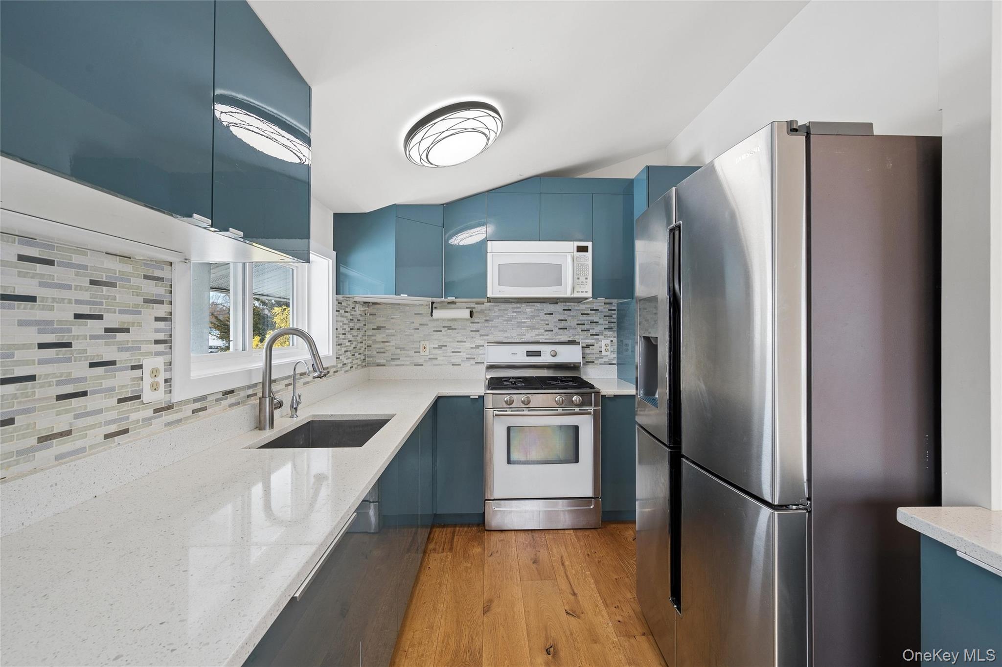 21 Amboy Road Oakdale, NY 11769 - Photo 11 of 35