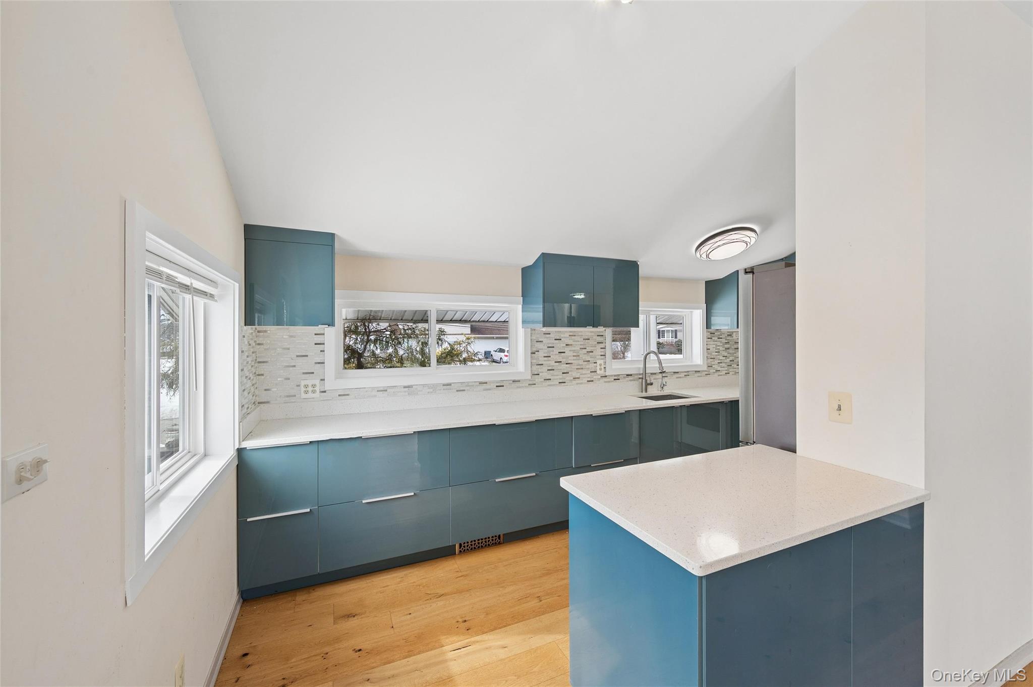 21 Amboy Road Oakdale, NY 11769 - Photo 12 of 35