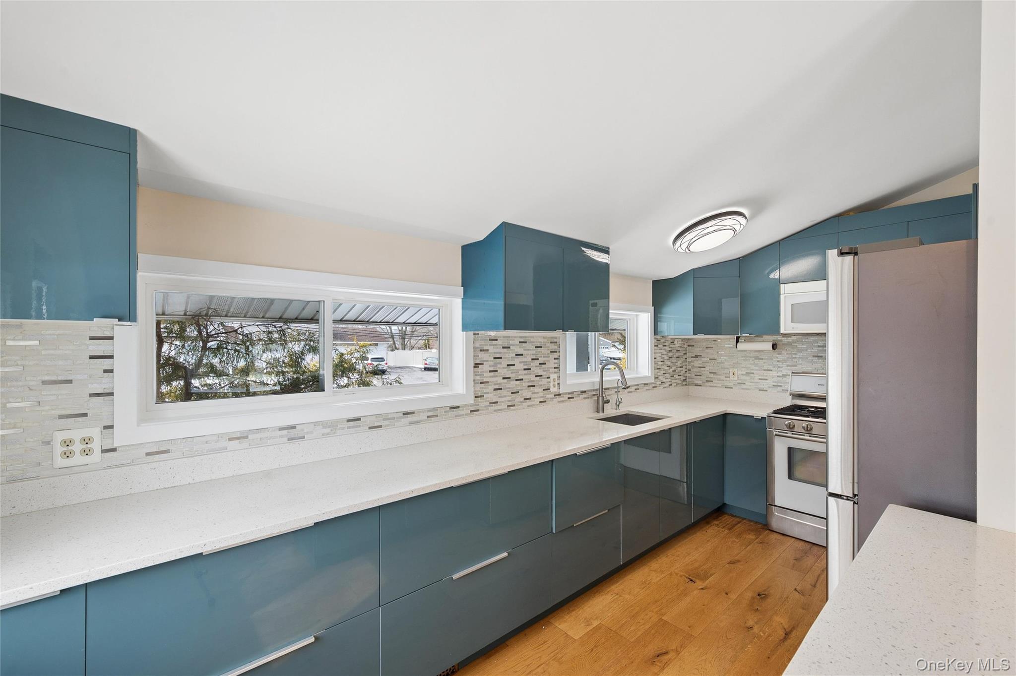 21 Amboy Road Oakdale, NY 11769 - Photo 13 of 35