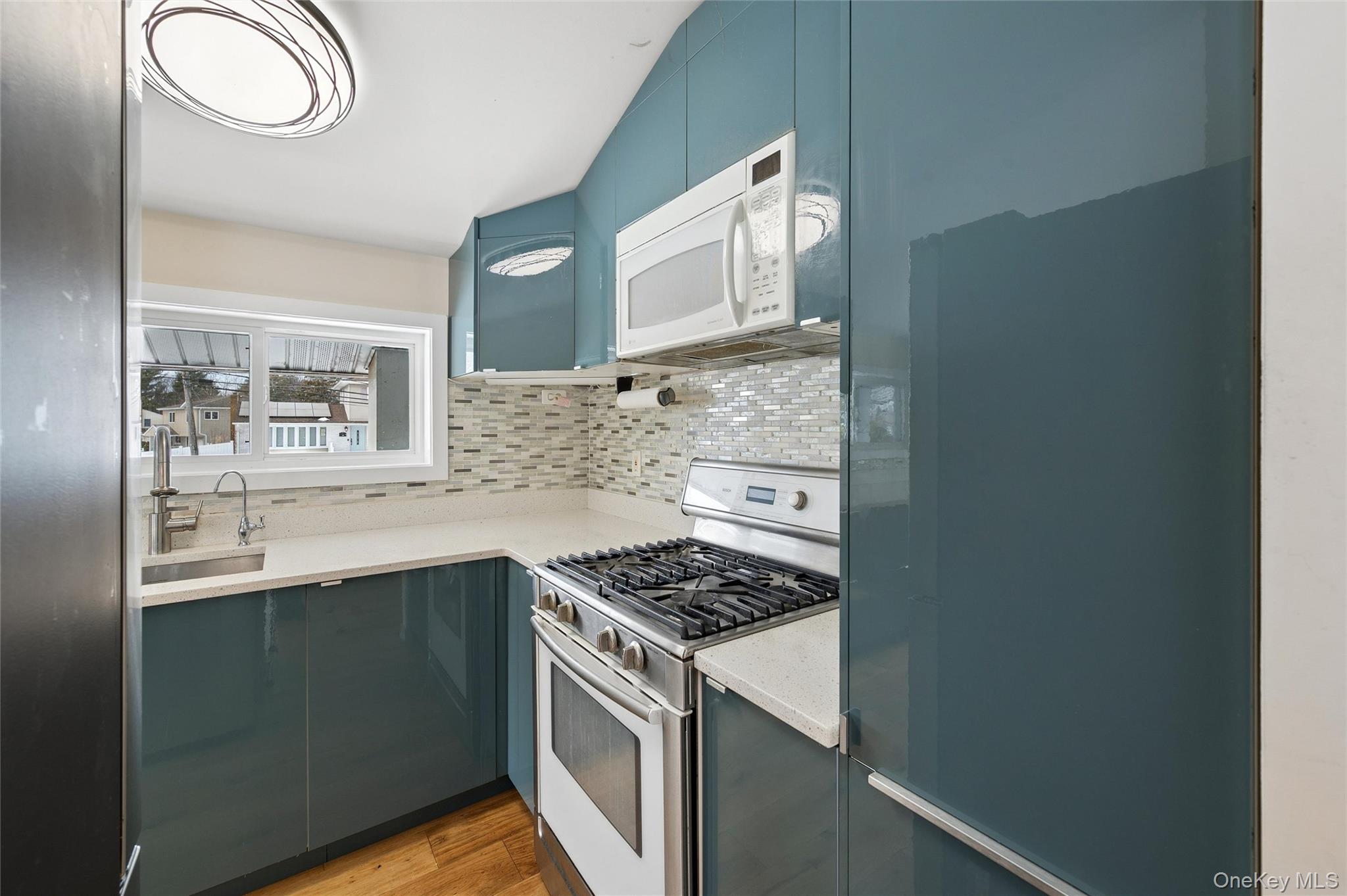 21 Amboy Road Oakdale, NY 11769 - Photo 14 of 35