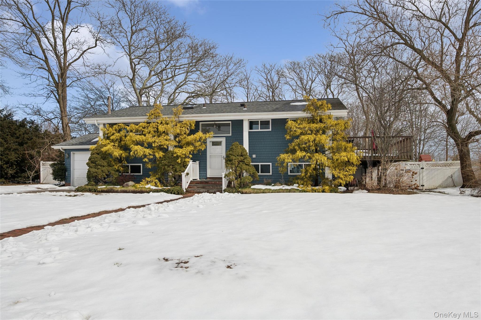 21 Amboy Road Oakdale, NY 11769 - Photo 2 of 35