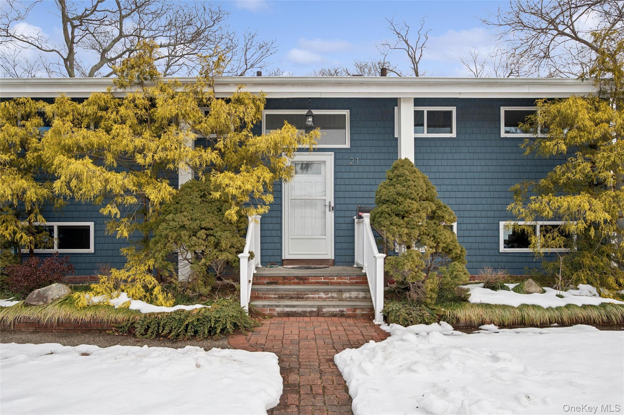 21 Amboy Road Oakdale, NY 11769 - Photo 3 of 35