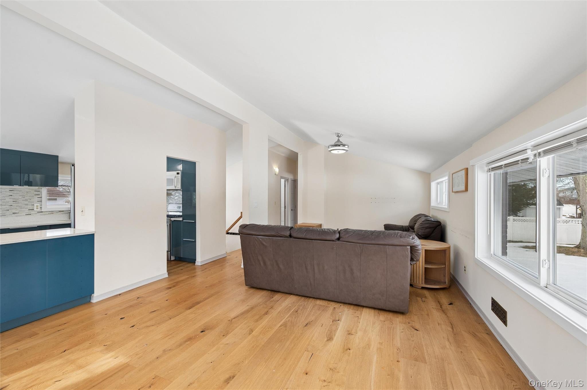 21 Amboy Road Oakdale, NY 11769 - Photo 8 of 35