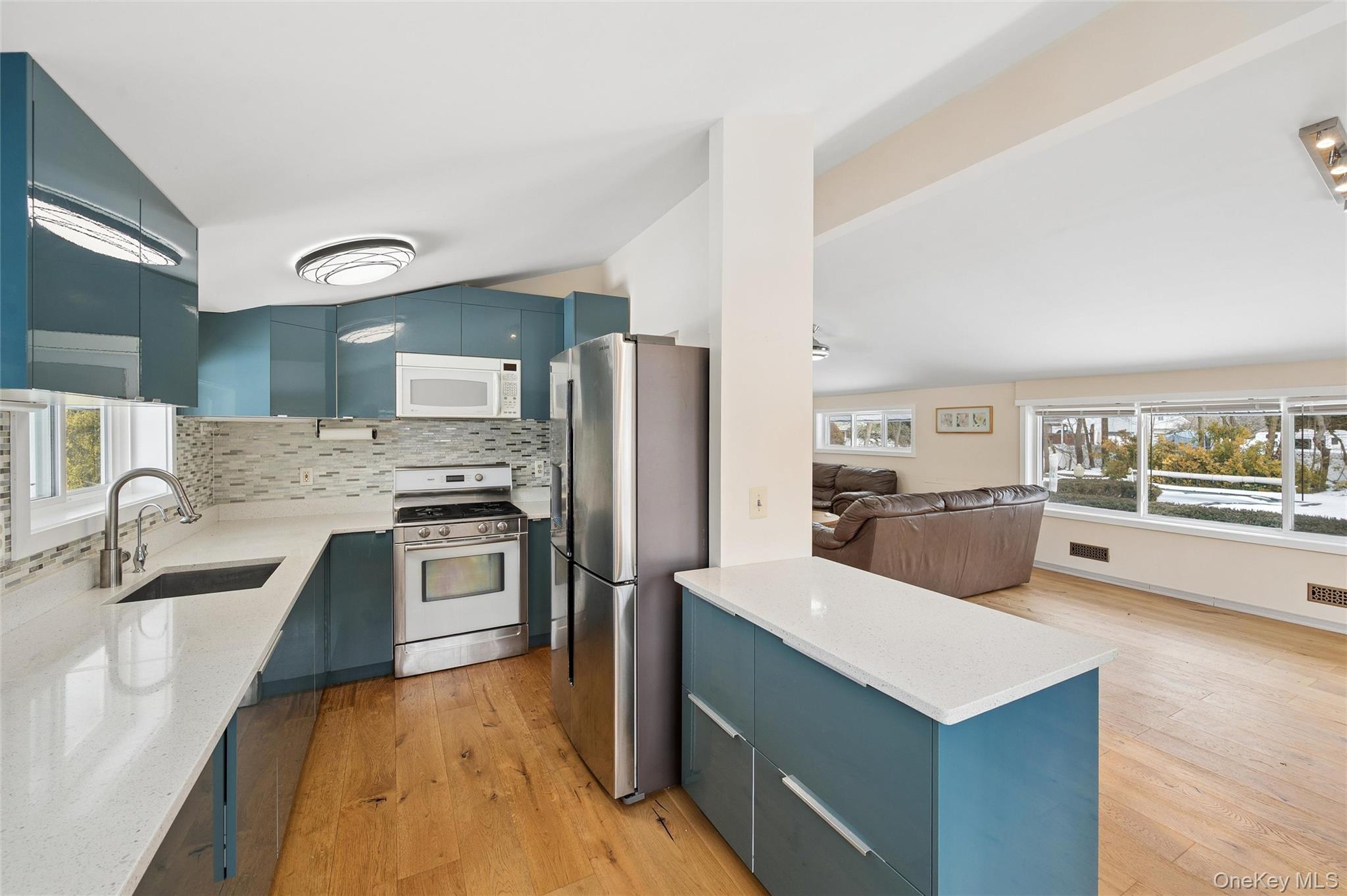 21 Amboy Road Oakdale, NY 11769 - Photo 9 of 35