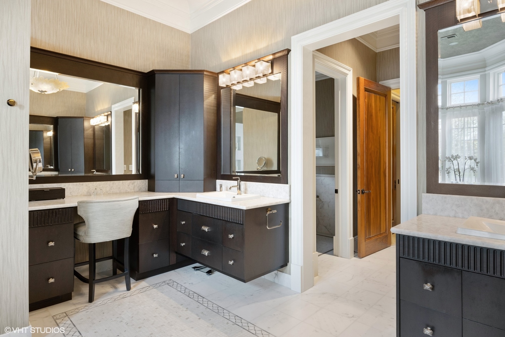 106 Longmeadow Road Winnetka, IL 60093 - Photo 29 of 66 a spacious bathroom with a tub sink and mirror