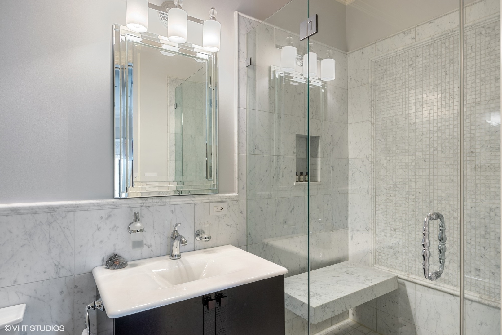 106 Longmeadow Road Winnetka, IL 60093 - Photo 35 of 66 a bathroom with a sink shower and a mirror