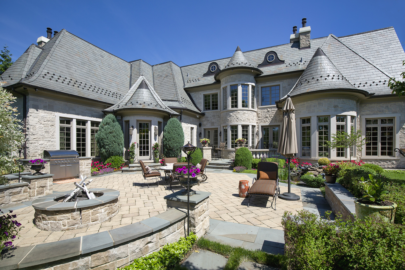 106 Longmeadow Road Winnetka, IL 60093 - Photo 64 of 66 a view of a building with sitting area