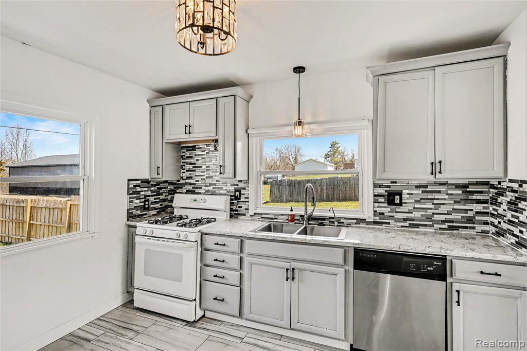 4382 Lahring Road Linden, MI 48451 - Photo 5 of 27