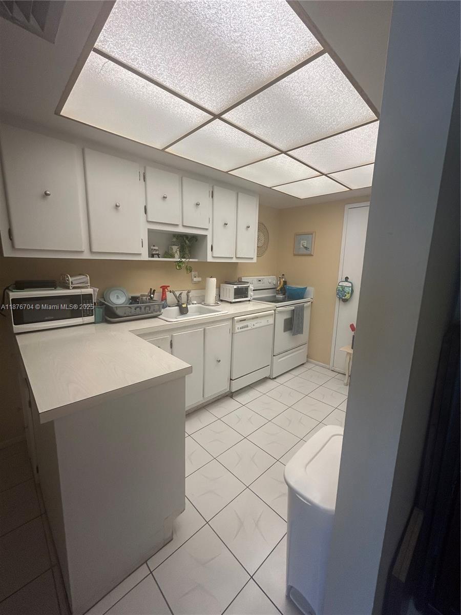 18081 Biscayne Boulevard, Unit 15024 Aventura, FL 33160 - Photo 6 of 43