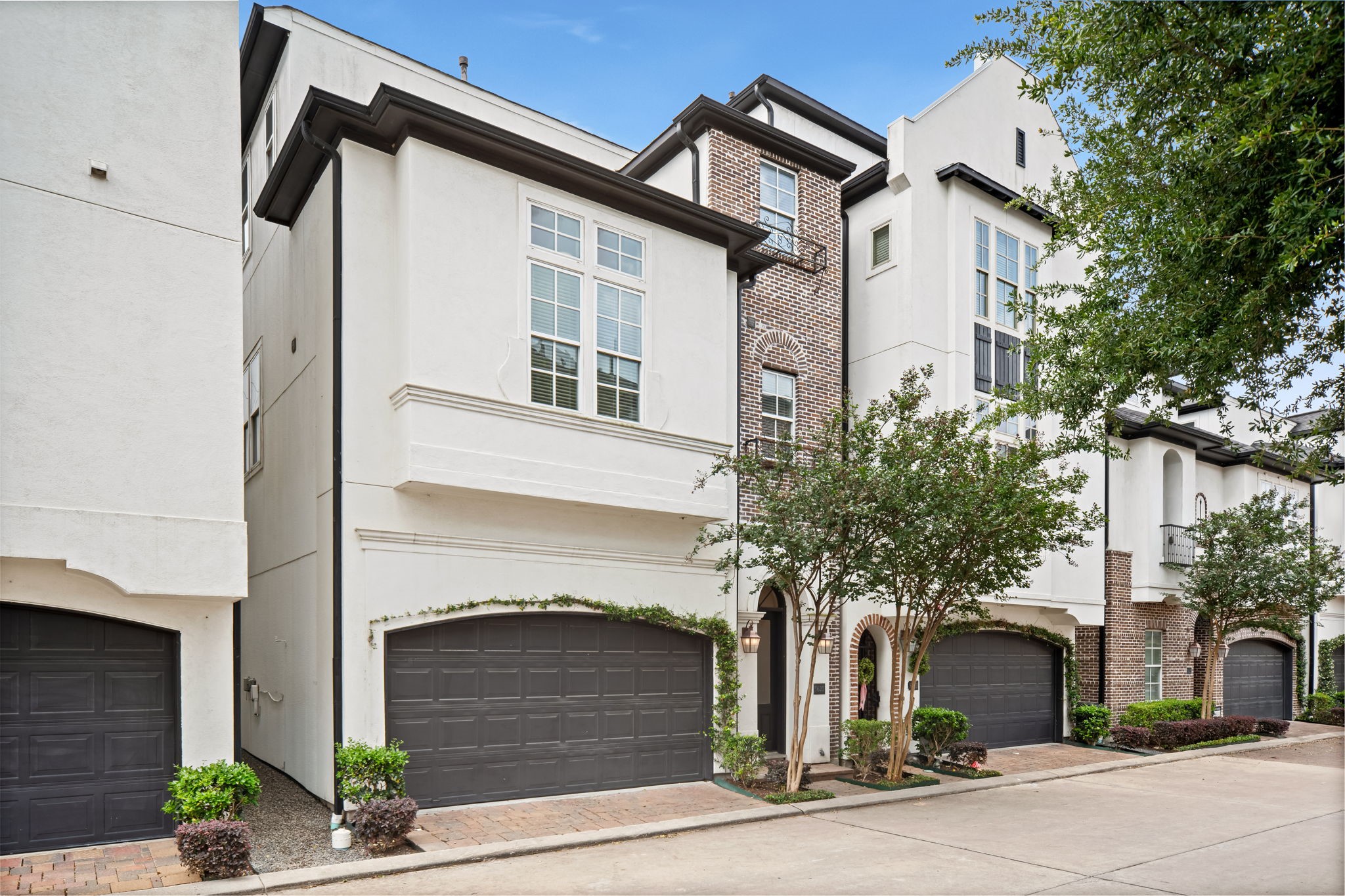 5621 Cohn Meadow Lane Houston, TX 77007 - Photo 2 of 35 Located in a gated and beautiful community