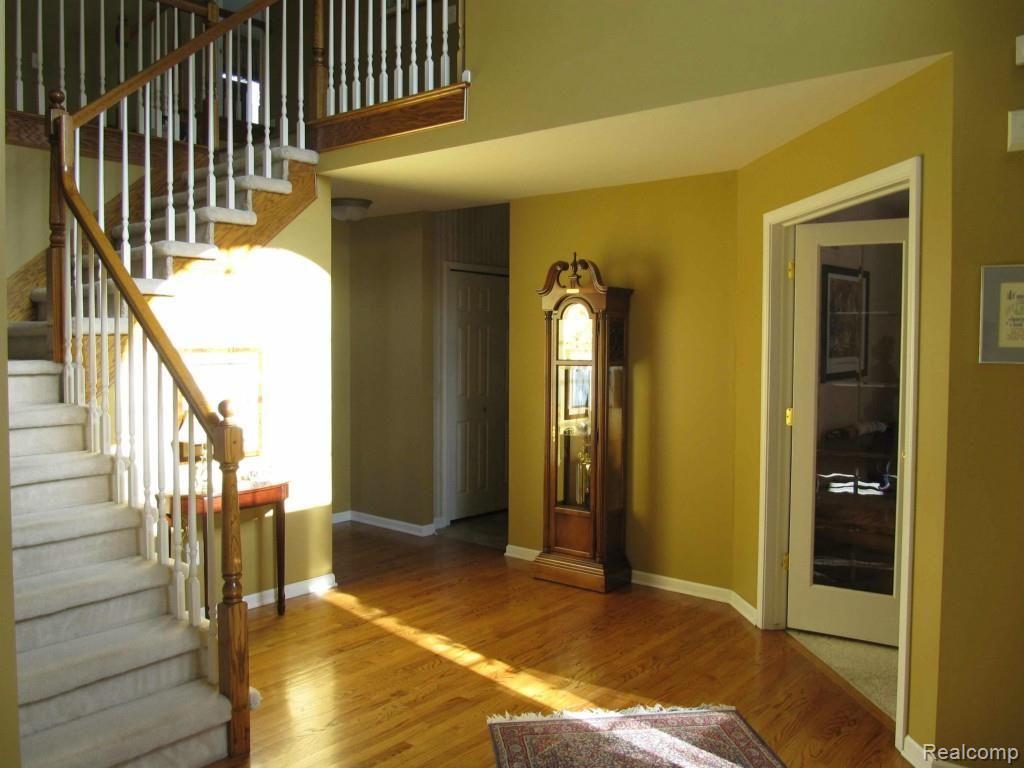 1412 Tulberry Circle Rochester, MI 48306 - Photo 4 of 35 Foyer2.jpg