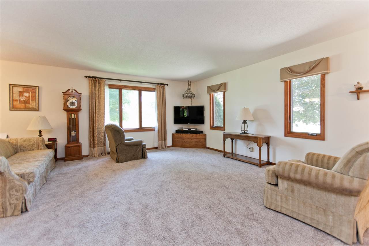 210 Hilltop Road Southwest Swisher, IA 52338 - Photo 4 of 35 Gallery Image 4
