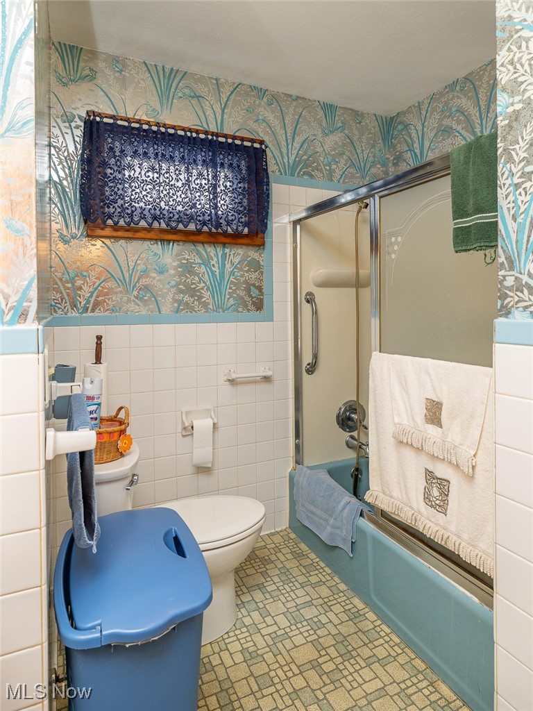 750 Sagamore Road Northfield, OH 44067 - Photo 22 of 37 Main upstairs Bathroom shower / bath combination with glass door, and toilet