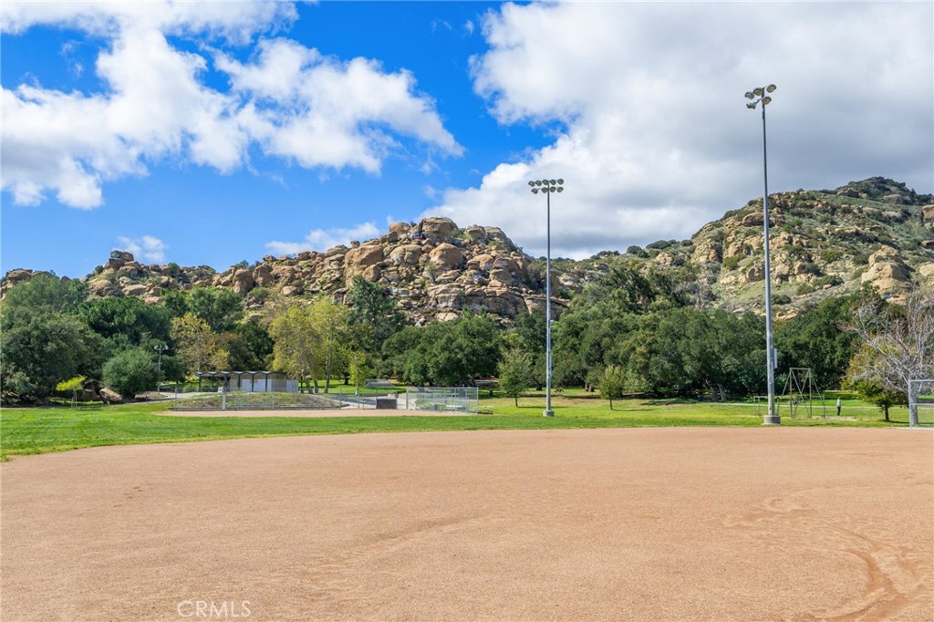 10179 Larwin Avenue, Unit 5 Chatsworth, CA 91311 - Photo 34 of 53 a view of a basketball court