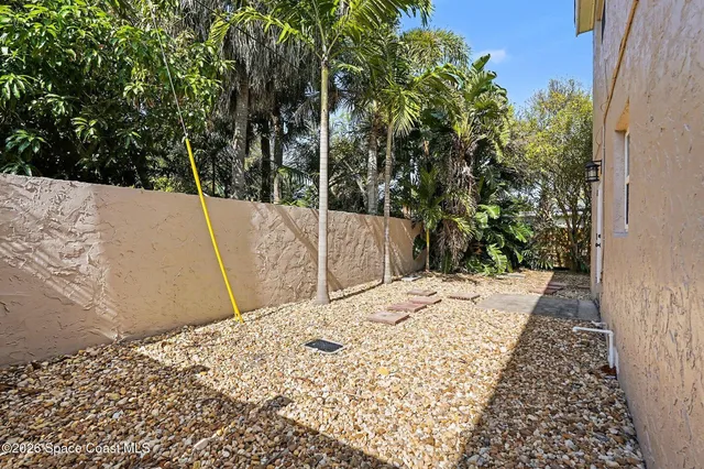 a view of a backyard