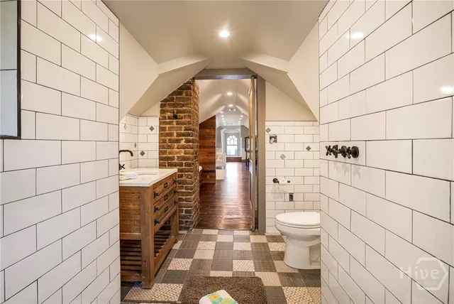 $10,000 | 624 East Victory Drive, Savannah, GA 31405