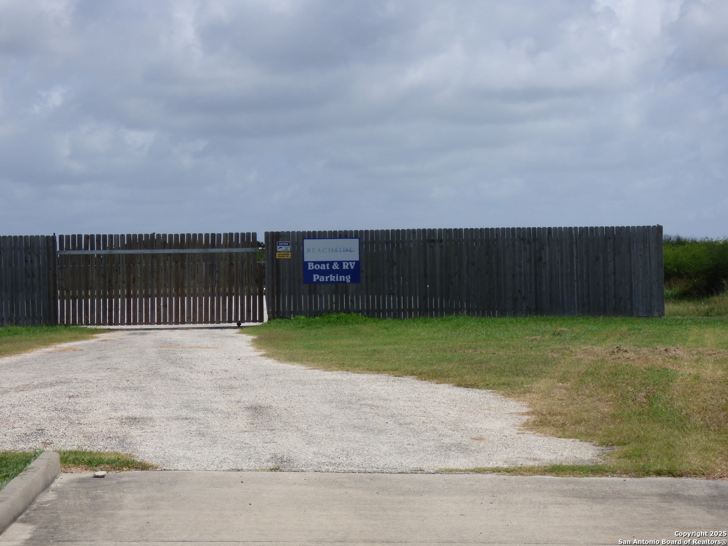 3414 Beachside Boulevard Palacios, TX 77465 - Photo 14 of 22 a backyard of a house