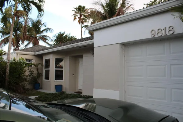 a view of backyard of the house
