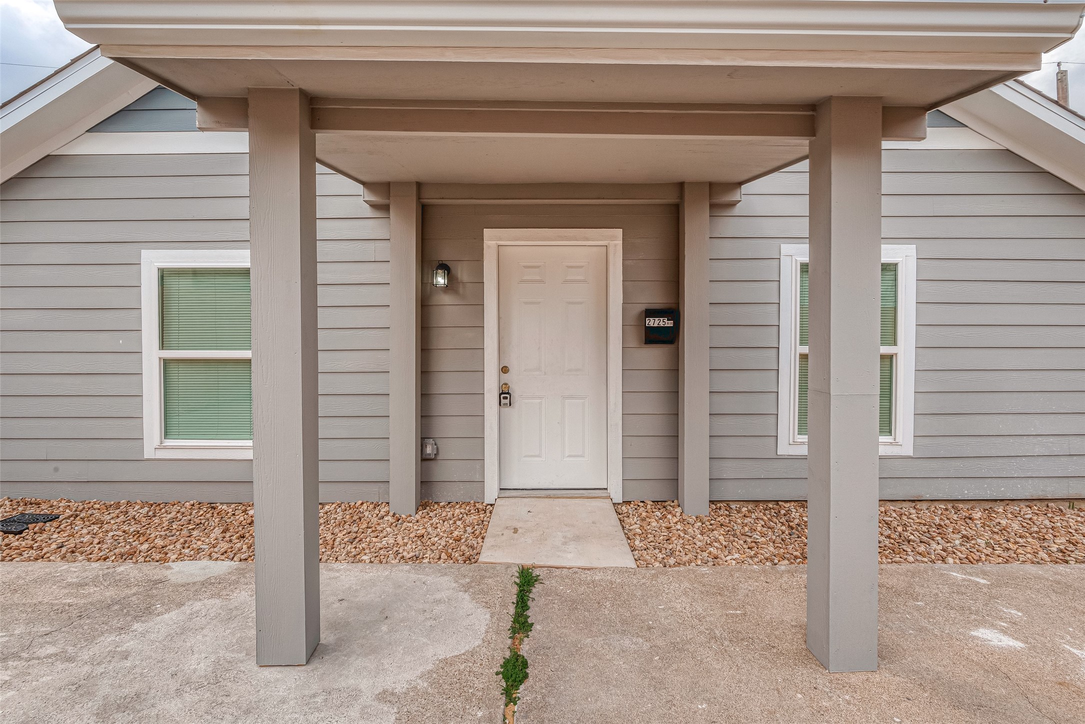 2725 Avenue F, Unit RR Rosenberg, TX 77471 - Photo 4 of 23 a front view of a house