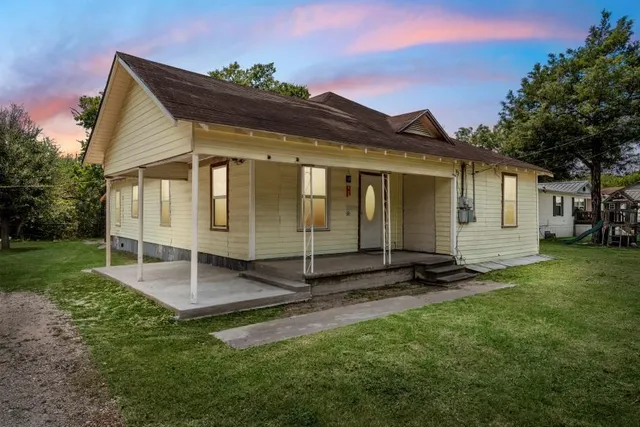 a view of a back yard of the house