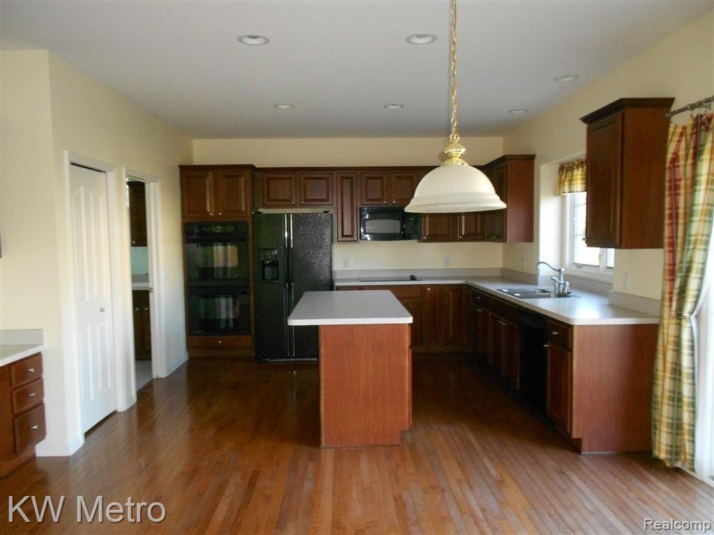 1675 Blushing Drive Rochester, MI 48307 - Photo 8 of 15 Kitchen 3.jpg